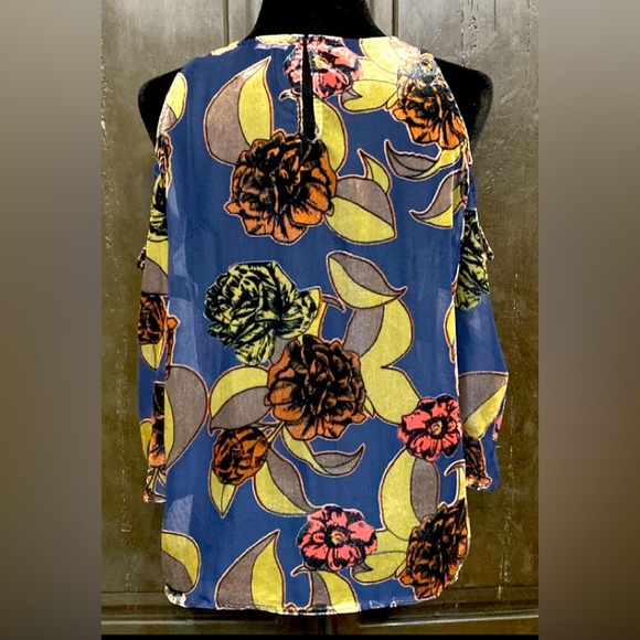 En Creme open shoulder blue velvet flowers over sheer blouse. Size medium - Picture 3 of 9